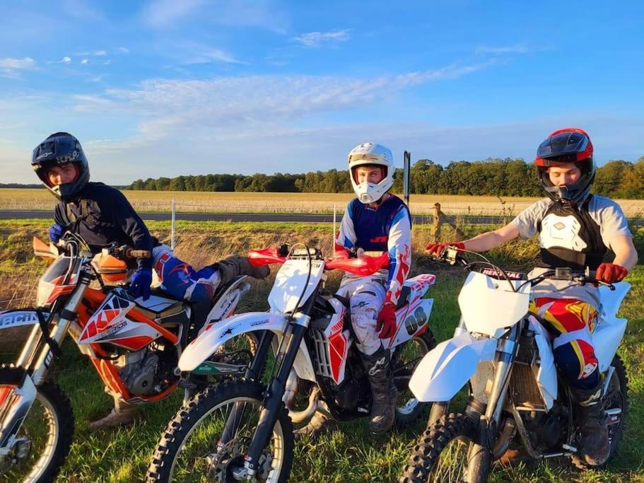 Gite Au Haras D'Agathe Et Ses Princes Les Barils Bagian luar foto
